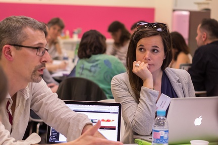 Yan Paquis anime l'atelier sur les CMS, avec Julie Arrivets, bénévole Webassoc